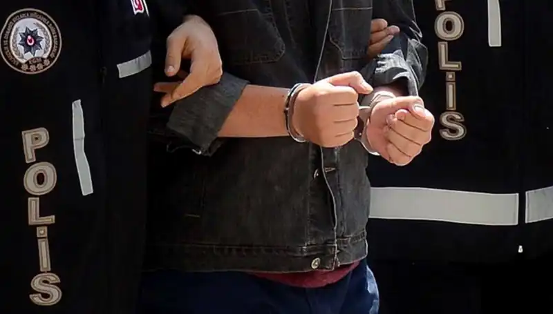 Avukat Kılığına Giren Dolandırıcı Yakalandı: Para Talep Ederek İnsanları Kandırdı