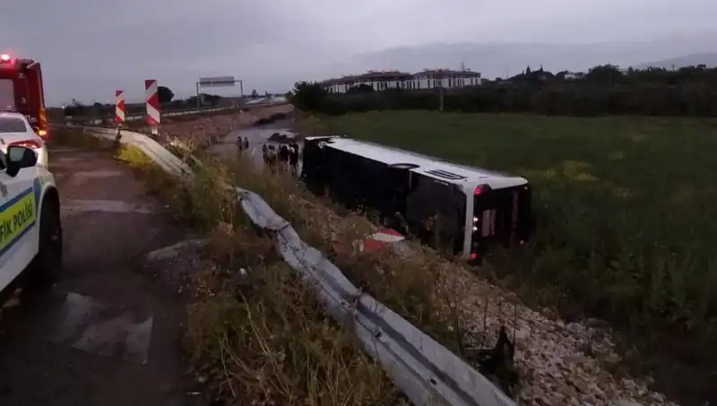 Manisa'da Yolcu Otobüsü Kazası: Yaralılar ve Kazanın Sebepleri!