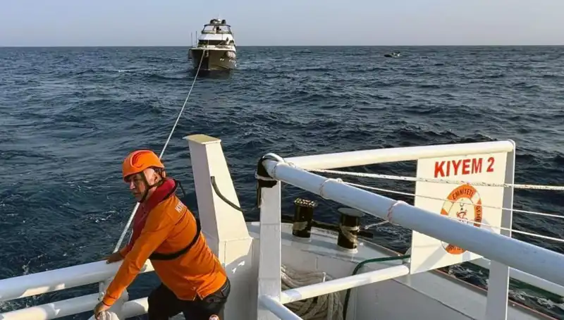 Marmaris'te Sürüklenen Tekne Dramı: Başarılı Kurtarma Operasyonu
