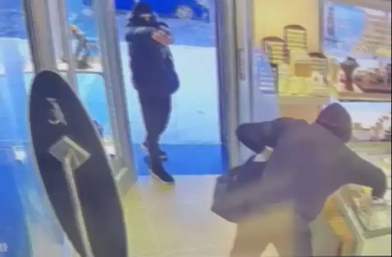 Ümraniye'de Maskeli Soyguncuların Sözde Cesareti: Eldivenler ve Silahlarla Geldiler