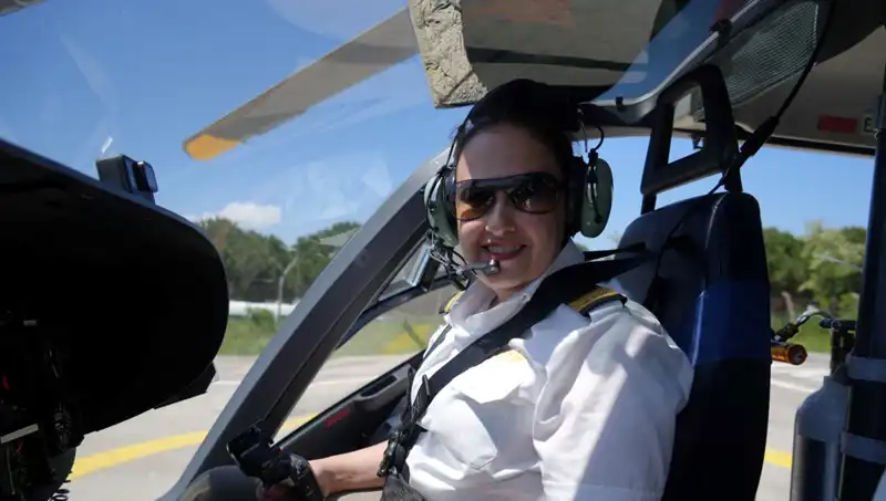 Türkiye’nin İlk Kadın Ambulans Helikopter Pilotu: Uçmanın Kuralını Yeniyor