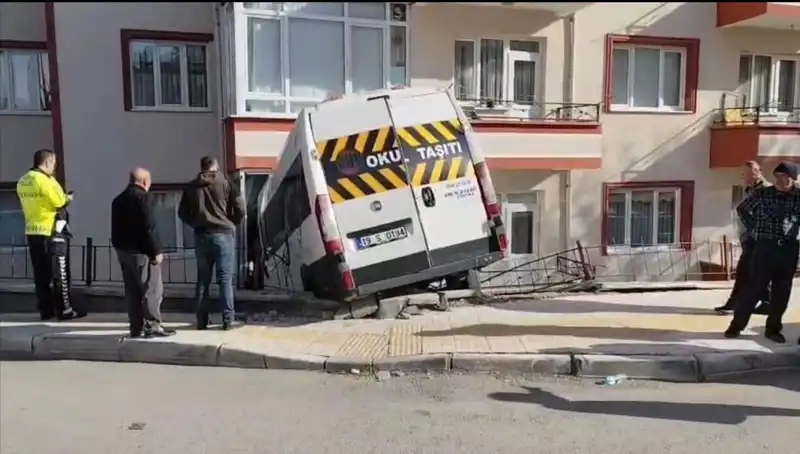 Okul Servisi Dikkatsizlik Sonucu Balkona Girdi: Yaralı Öğrenciler Var