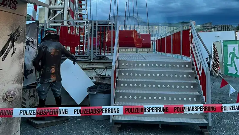 Dönen Salıncak Reklam Direklerine Çarptı: O Anlar İnanılmazdı