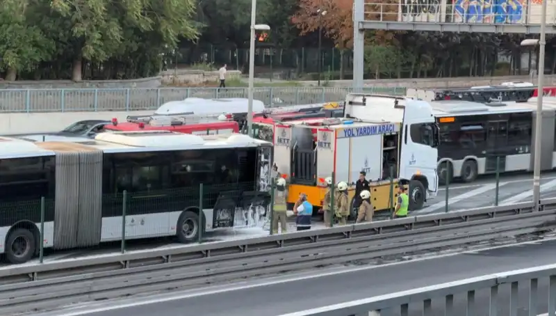 İstanbul Metrobüs Yangını: Trafikte Durma Noktasına Gelindi!