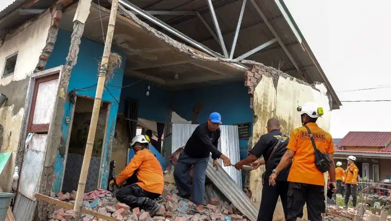Endonezya'yı Sarsan 5,7 Büyüklüğünde Deprem: 8 Ev Yıkıldı