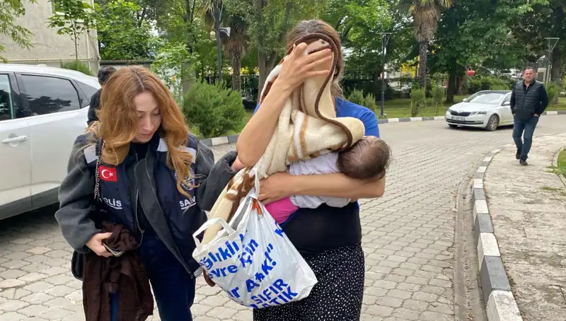 Evlerden Hırsızlık Yapan Kadın, Güvenlik Kameralarından Yakalandı!