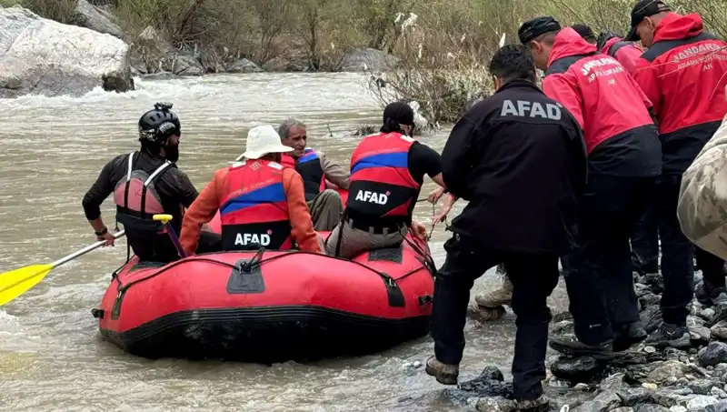 Zap Suyu Kenarında Mahsur Kalan 4 Kişi Kurtarıldı: Dram Dolusu Anlar