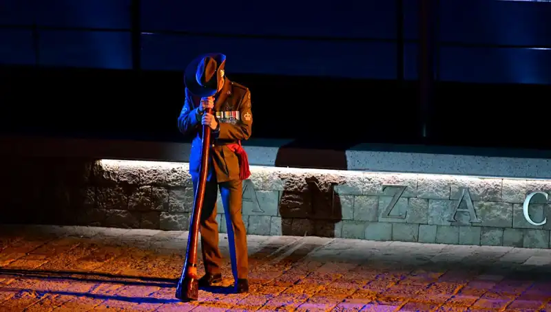 Anzak Koyu'nda Duygusal "Şafak Ayini" Rüzgarları Esti