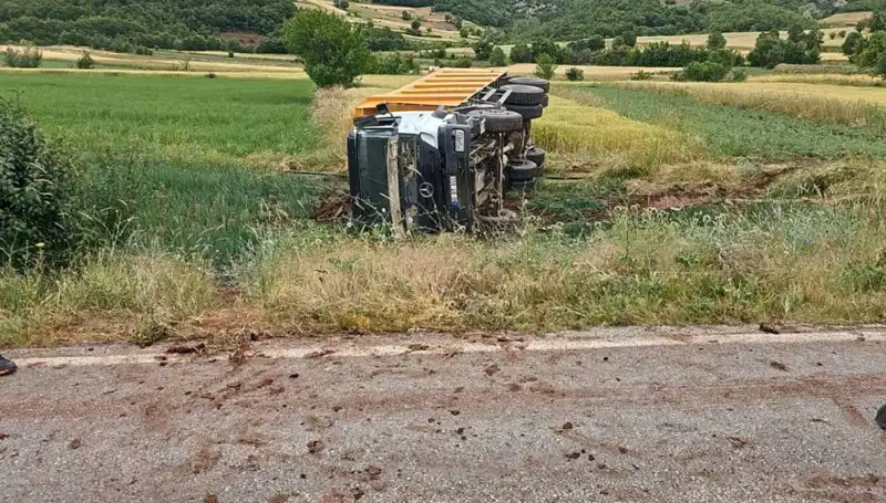 Tokat'ta Feci Kaza: Devrilen Kamyondaki Şoför Hayatını Kaybetti