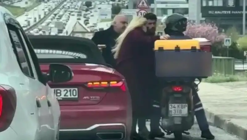 D-100'de Dehşet Anları: Tartıştığı Motokuryeyi Silahla Tehdit Etti!