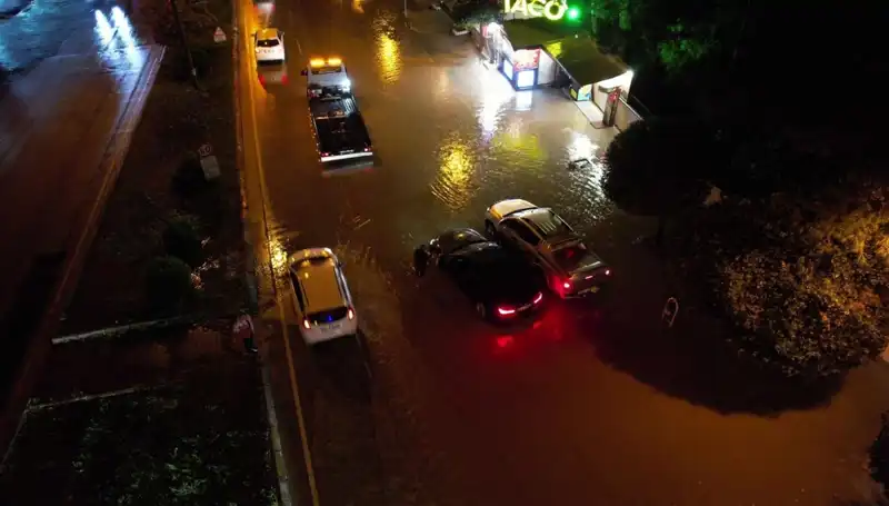 Adana'da Şiddetli Yağışlar Cadde ve Yolları Sular Altında Bıraktı