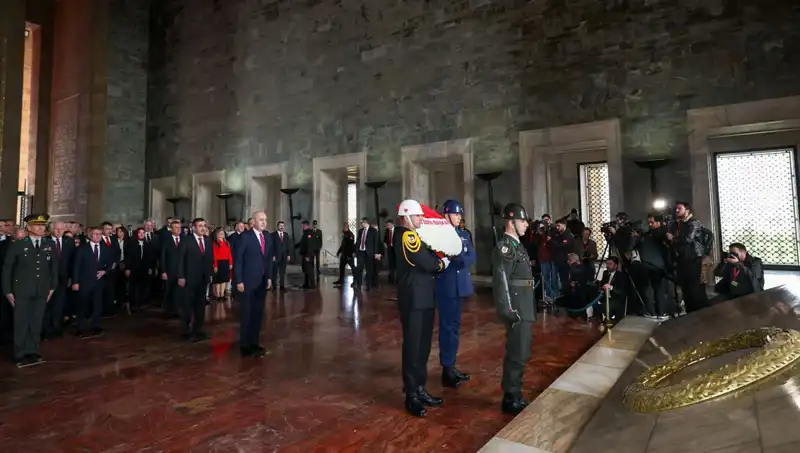 Devlet Erkanı, Anıtkabir’de Geçmişe Selam Durdu: Anma Töreni Detayları