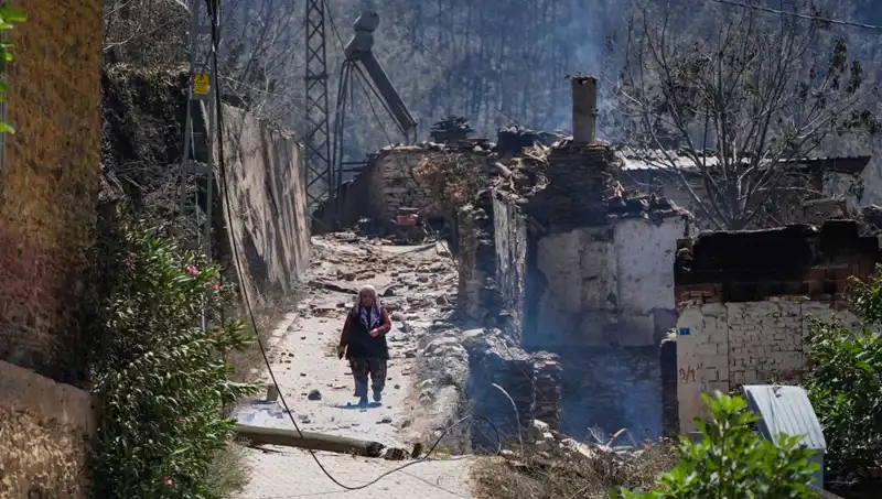 İzmir ve Bilecik'te Yangın Felaketi: 415 Bina Alevlere Yenik Düştü