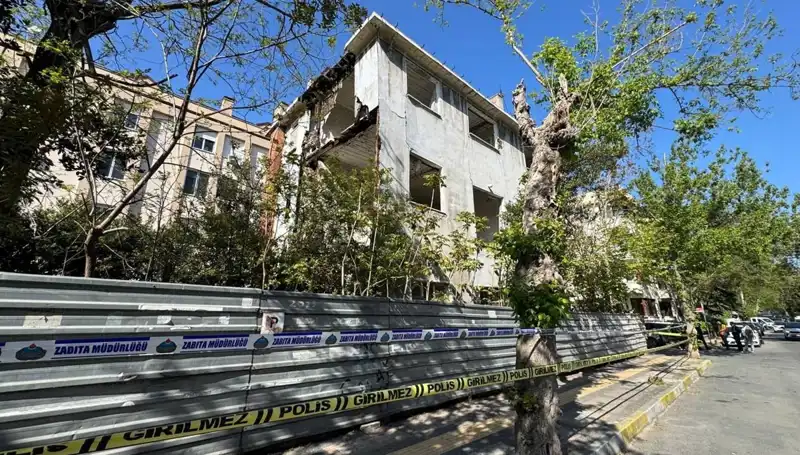 Bakırköy'de Metruk Bina Kısmen Çöktü: Deprem Etkisi Gözler Önünde