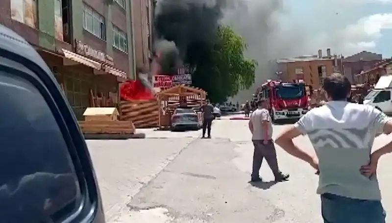 Ankara'da İş Yerlerini Saran Yangın: Panik ve Korku Hakim Oldu