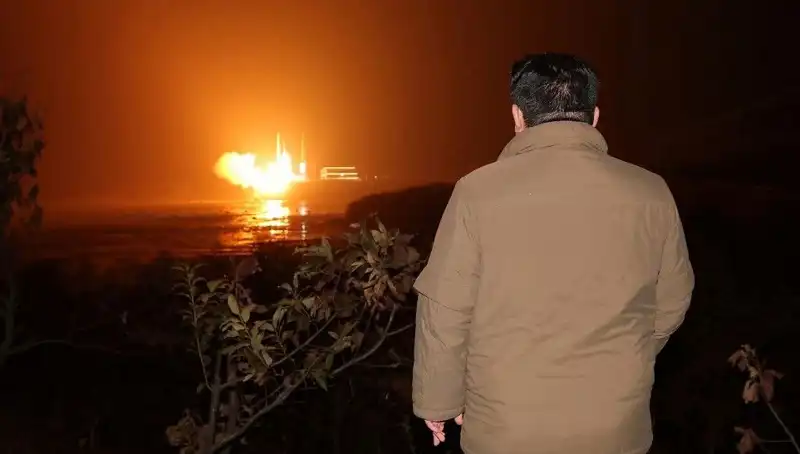 Kuzey Kore'nin Silah Savaşları: Masrafları Kim Ödüyor?