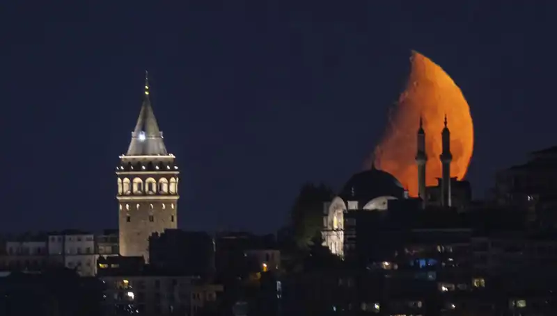 İstanbul’da Yarım Ay Görsel Şöleniyle Şehri Büyüledi
