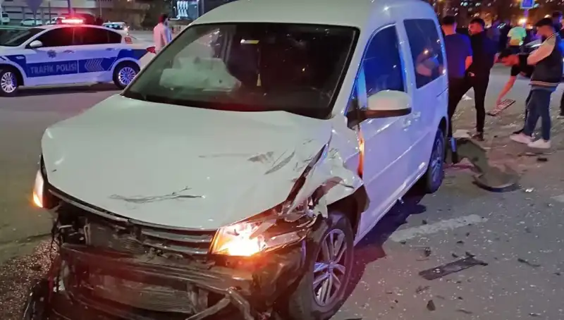 Batman'da Otomobil ve Hafif Ticari Araç Feci Çarpışma: 7 Yaralı