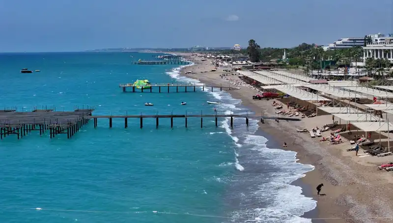 Antalya Sahillerinde Güneşli Hava: Yaz Başlıyor mu?