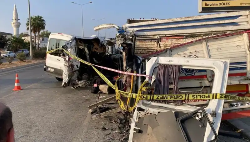Mersin'de Tatil Yolunda Korkunç Kaza: İki Kişi Hayatını Kaybetti, 10 Yaralı