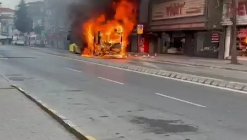 Ümraniye'de Korku Dolu Anlar: Bir Anda Alevler İçinde Kaldı!