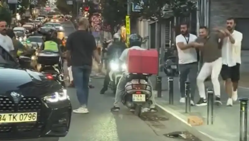 Nişantaşı’nda Yol Verme Kavgası: Kadına Sopayla Saldırdılar!