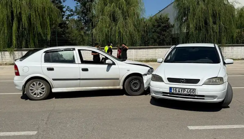 İki Otomobil Çarpıştı: Kaza Sonrası Yaralıların Durumu Nedir?