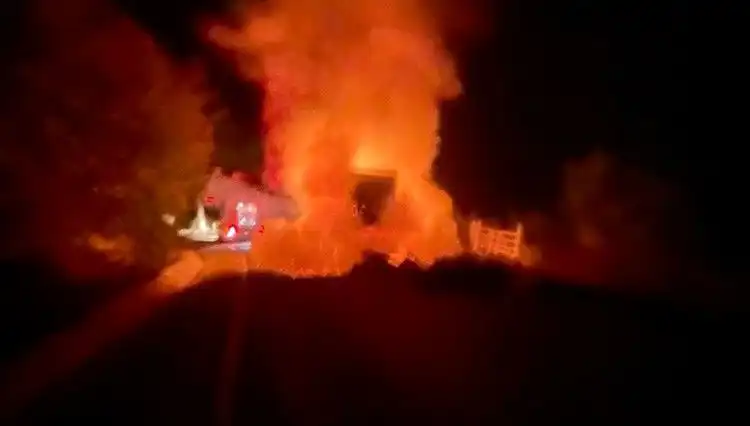 Seyir Halindeki Kamyonet Korkunç Bir Yangınla Alev Alev Yandı