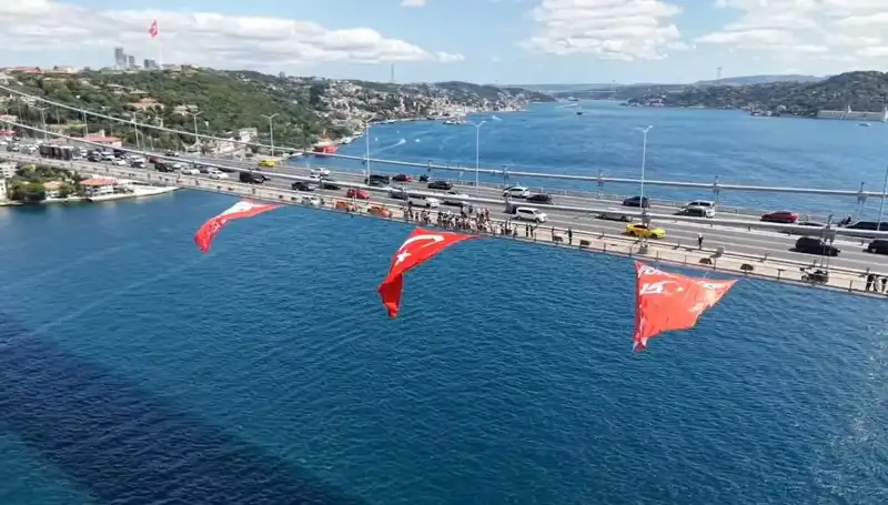 Dev Türk Bayrağı, Köprüye Asılarak Zaferi Sembolize Etti