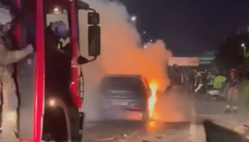Otoyolda Korkunç Kaza: Araç Bariyerlere Çarpınca Alev Alev Yandı