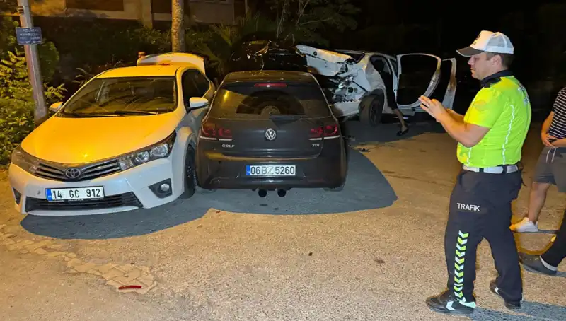 Alkollü Sürücünün Sokağı Birbirine Katan Kazası: Üç Araç Zarar Gördü