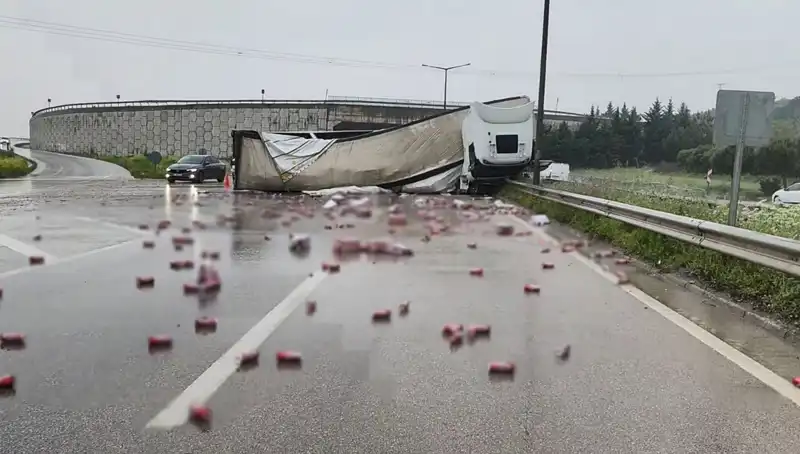 TIR Devrildi, Yüzlerce İçki Şişesi Yola Saçıldı!