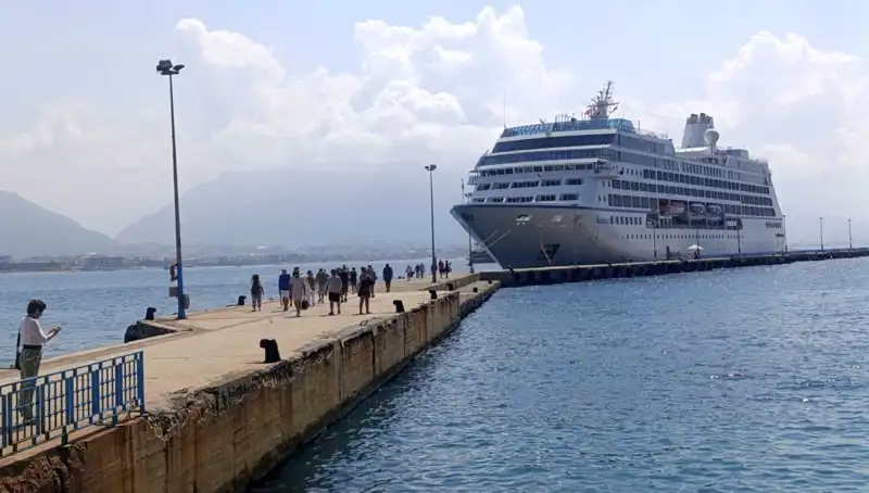 ABD'li Turistler, Renkli Bir Kruvaziyer Serüveni İçin Alanya'da