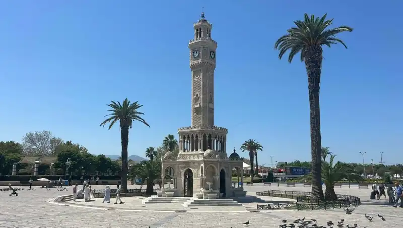 İzmir'de Rekor Sıcaklık: Meydanlar Boşaldı, İnsanlar Sıcakla Savaş Veriyor!