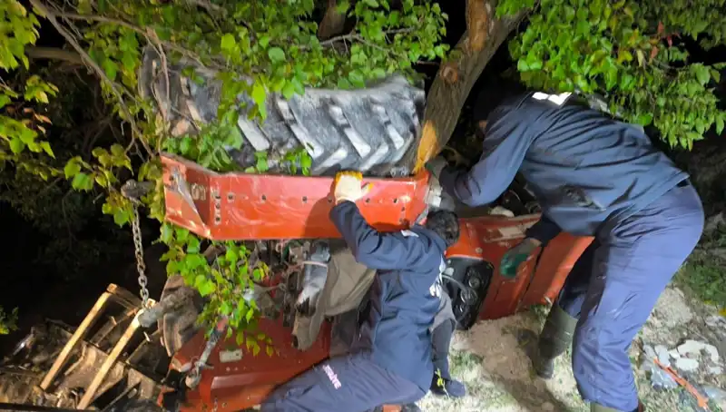 Kontrolden Çıkan Traktör Devrildi: Sürücünün Hayatı Kayıp mı?