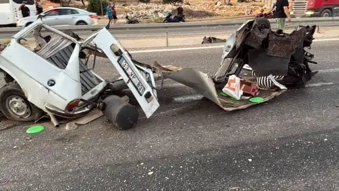 Bariyere Çarpan Araç Hurda Yığınına Döndü: Bir Kayıp, Bir Yaralı