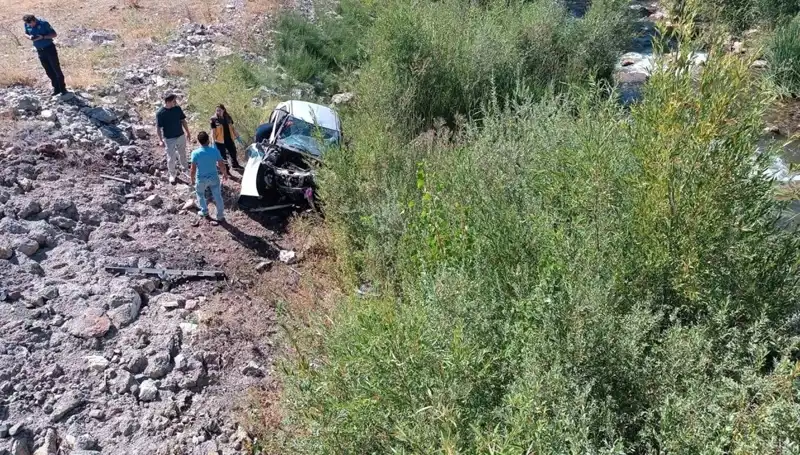 Sivas’ta Otomobil Dere Yatağına Uçtu, İki Kişi Hayatını Kaybetti