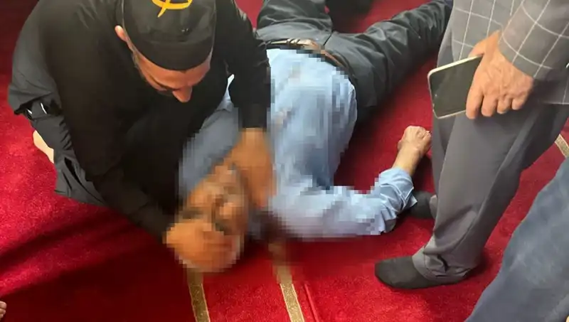 Camide Namaz Kılan Adam Bıçaklı Saldırıya Uğradı: Olayın Ayrıntıları