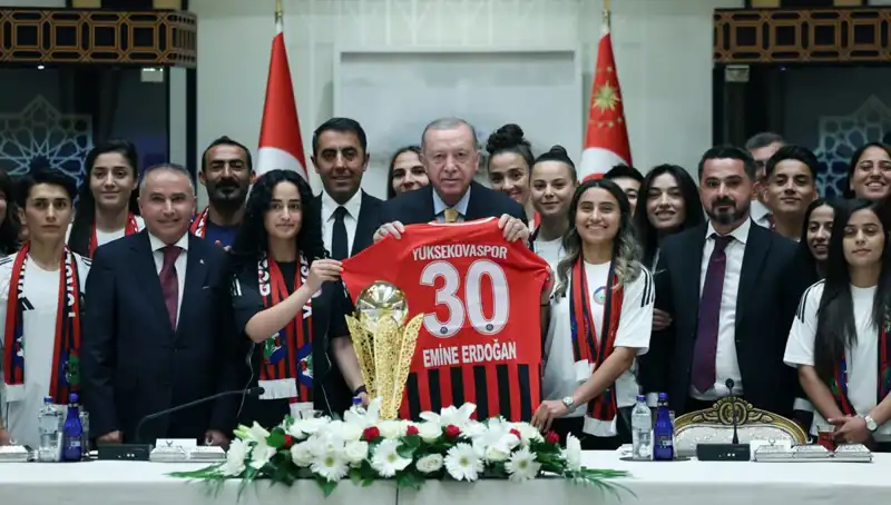Cumhurbaşkanı Erdoğan, Yüksekovaspor Kadın Futbol Takımı ile Görüştü