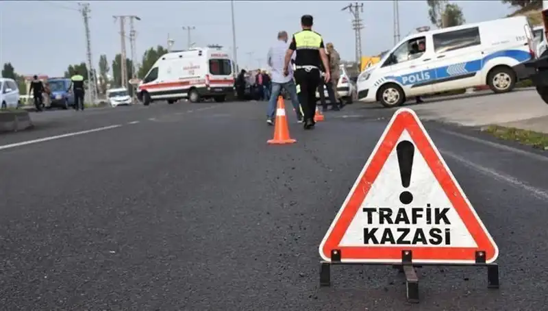 Antalya'da Otomobil Kanala Devrildi: Yaralıların Durumu Ciddiyetini Koruyor!