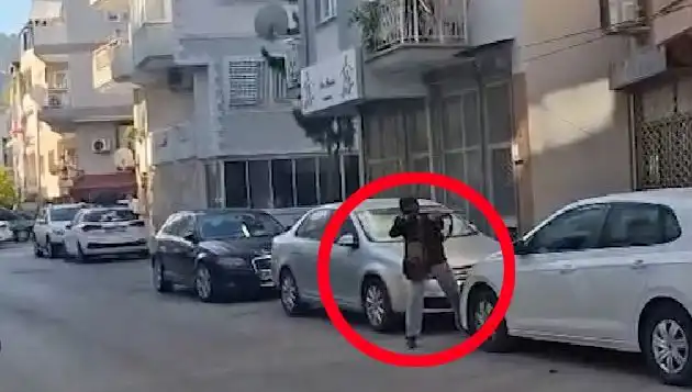 İzmir'de Saldırganla Çatışma Anları: Güvenlik Güçlerinin Cesur Müdahalesi