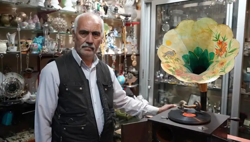 44 Yıldır Antikacılık Yapıyor: Asırlık Gramofonlara Gözü Gibi Bakıyor