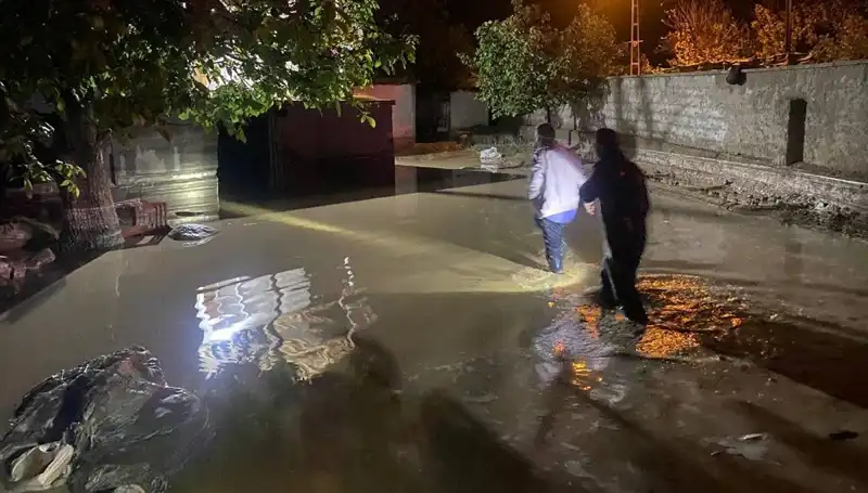 20 Dakikada Gelen Sel Felaketi: Evler Çöktü, Can Kaybı Yok