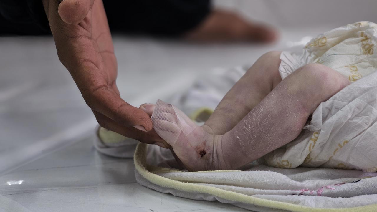 Gazze'de 35 günlük bebek donarak öldü