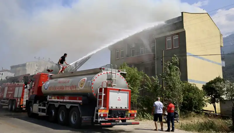 Çatı Katında Aniden Patlayan Yangın, Şehirde Panik Yarattı