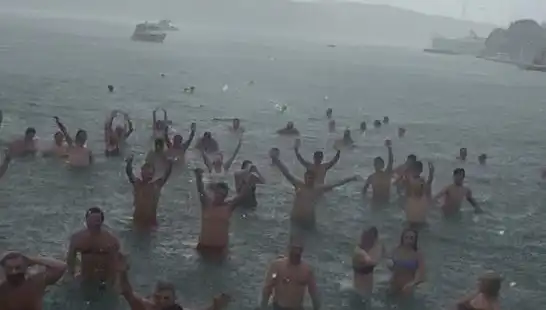 İstanbul Bebek'te Yağmura Rağmen Yüzlerce Kişi Denize Girmeyi Seçti!