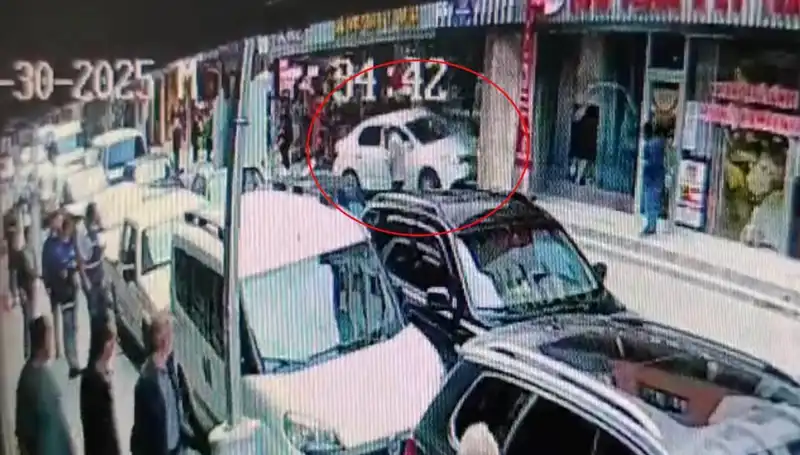 Alkollü Sürücü Mağazanın İçine Girdi, Çocuklar Hayatlarını Son Anda Kurtardı