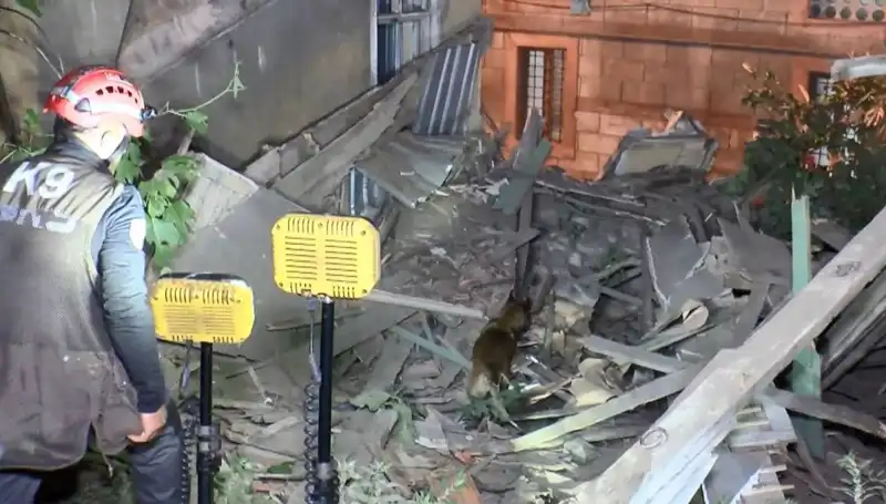 İstanbul'da Deprem Sonrası Çöken Bina ve Son Gelişmeler