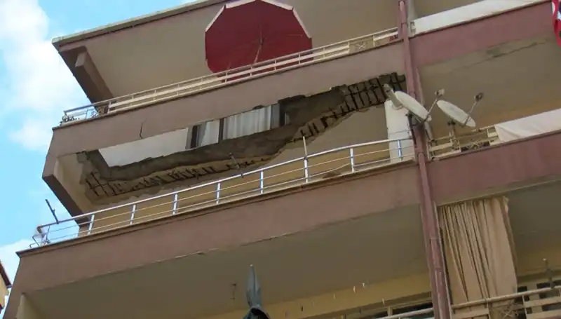 Güngören’de Balkonu Çöken Binada Korku Dolu Anlar Yaşandı