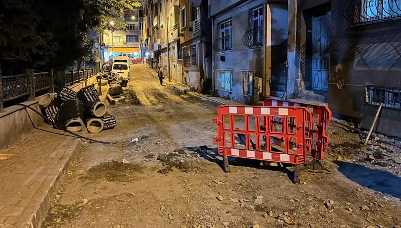 Bayrampaşa'da Altyapı Çalışmaları Sırasında Şok Olay: Rögar Kapağı Patladı!